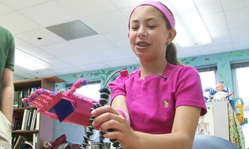 3 Students Have 3D Printed A Robotic Prosthetic Arm Just For $200-2