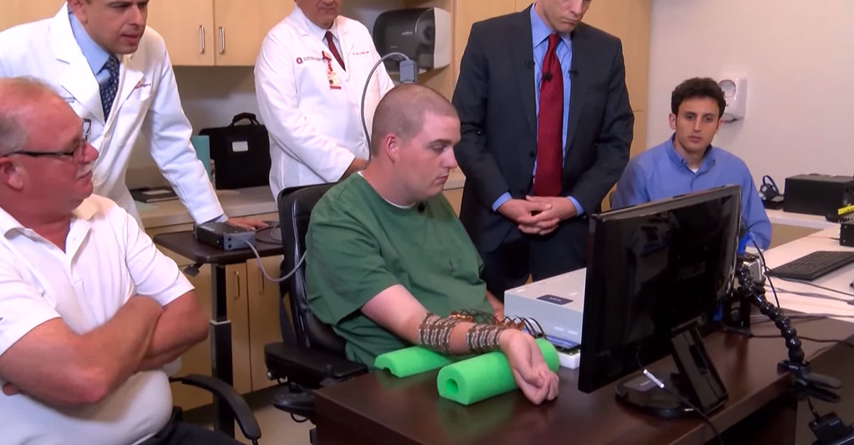 A Microchip Enables A Quadriplegic To Move His Hand For The First Time-3