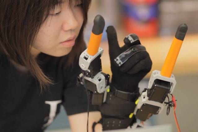 Japanese Scientists Develop A Hybrid Human-Robotic hand With Seven Fingers-1