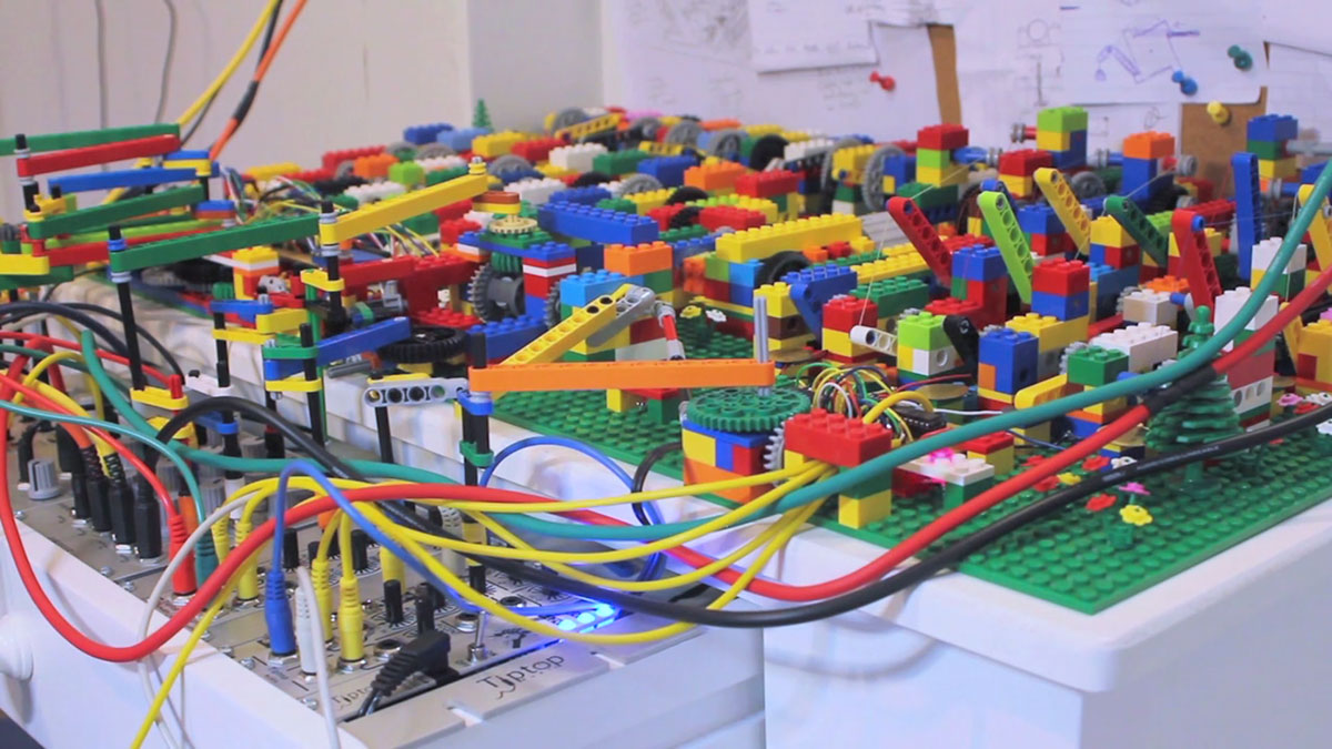 A Passionate Builds An Ultra Complex LEGO Machine That plays Electronic Music