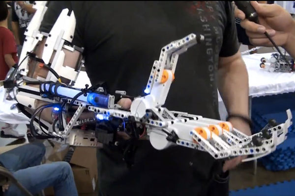A Passionate Uses LEGO Bricks To Build A Functional Robotic Arm-2