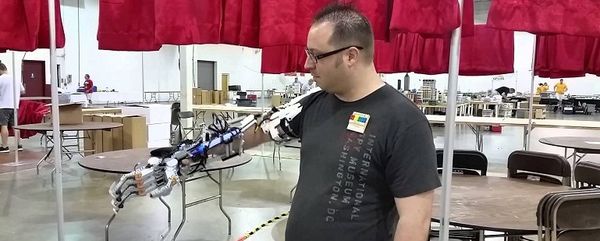 A Passionate Uses LEGO Bricks To Build A Functional Robotic Arm-3