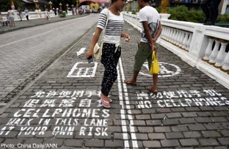 Chinese City Introduces Separate Sidewalks For Phone Users' Safety-2