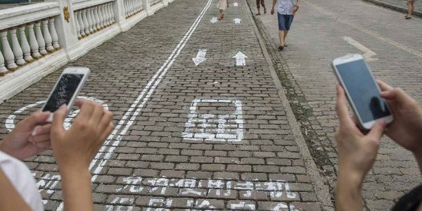 Chinese City Introduces Separate Sidewalks For Phone Users' Safety-3