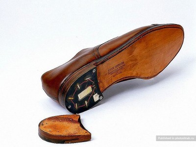 Spy Shoe with a Heel Transmitter-39 Amazing Spy Gadgets From The Cold War Era-25