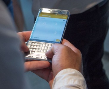 Hands-on Review Of Samsung's Blackberry Like Qwerty Keyboard-1