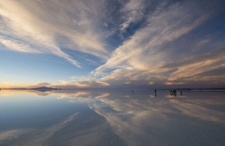 The Incredible Beauty of Salt Desert Transformed Into Gigantic Mirror-10