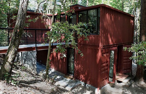 This house was designed by Modulus with six cargo containers, it is also located in the State of California