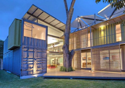 The architect Jose Maria Trejos used 8 containers to design this house in Costa Rica