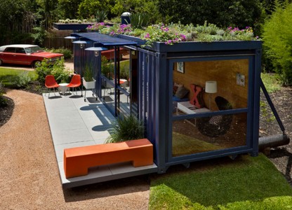 Built by Poteet Architects in Texas, this guest room installed in the garden is composed only of a container: