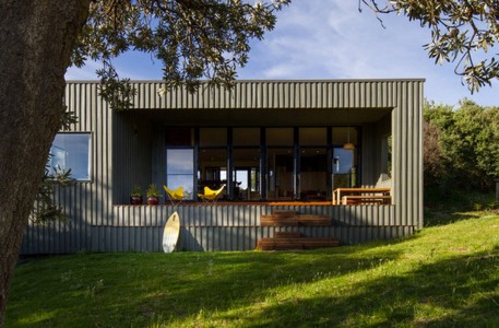 Built as a holiday home by MRTN Architects, the New Zealand housing allows its occupants to enjoy the outdoors.