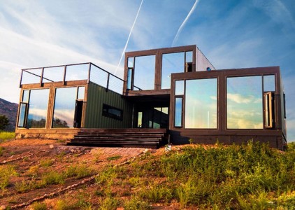 This cottage was built by Tomecek Studio with 7 containers. It is located in the state of Colorado in the United States