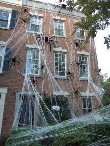 These Halloween Decorations Convert Homes Into Real Horror Meuseums-11
