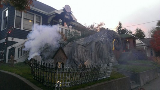 These Halloween Decorations Convert Homes Into Real Horror Meuseums-25