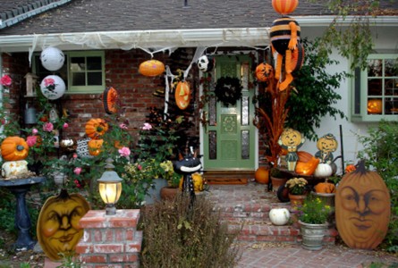 These Halloween Decorations Convert Homes Into Real Horror Meuseums-27