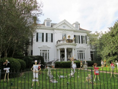 These Halloween Decorations Convert Homes Into Real Horror Meuseums-41