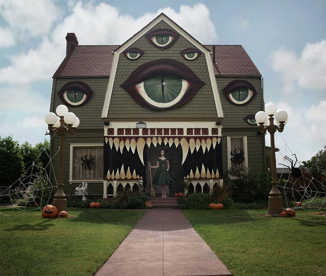 These Halloween Decorations Convert Homes Into Real Horror Meuseums-43