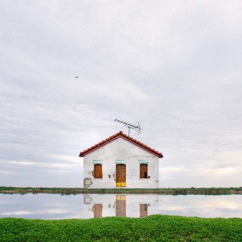 26 Lonely Houses Around The World That Are A Small Paradise--18