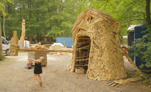 Gigantic Wooden Sculptures Made Using Simple Wood Debris--6