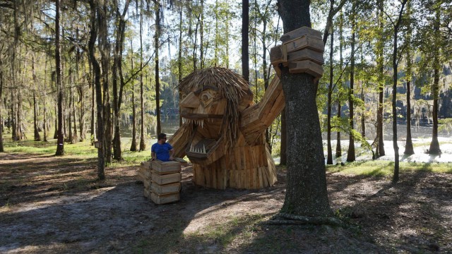 Gigantic Wooden Sculptures Made Using Simple Wood Debris--9