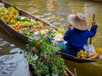 Damnoen Saduak-This Floating market Is A Symbol Of Traditional Thai Culture--4