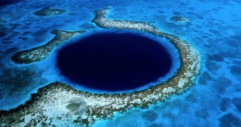 Great Blue Hole-This Vast Oceanic Trench That Attracts Divers From Around The World--2