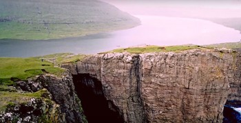 This Lake Seems To Overlook The Faroe Islands In Arctic Ocean ...But This Is Due To An Incredible Optical Illusion!--11