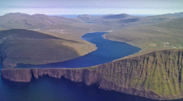 This Lake Seems To Overlook The Faroe Islands In Arctic Ocean ...But This Is Due To An Incredible Optical Illusion!--4