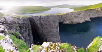 This Lake Seems To Overlook The Faroe Islands In Arctic Ocean ...But This Is Due To An Incredible Optical Illusion!--5