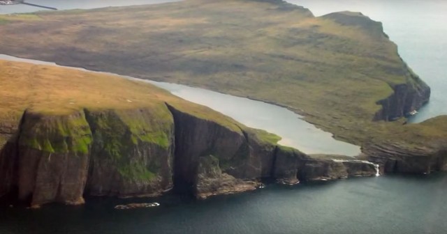 This Lake Seems To Overlook The Faroe Islands In Arctic Ocean ...But This Is Due To An Incredible Optical Illusion!-