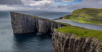This Lake Seems To Overlook The Faroe Islands In Arctic Ocean ...But This Is Due To An Incredible Optical Illusion!--9