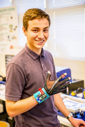 These Revolutionary Gloves Convert Sign Language Into Voice and Text--3