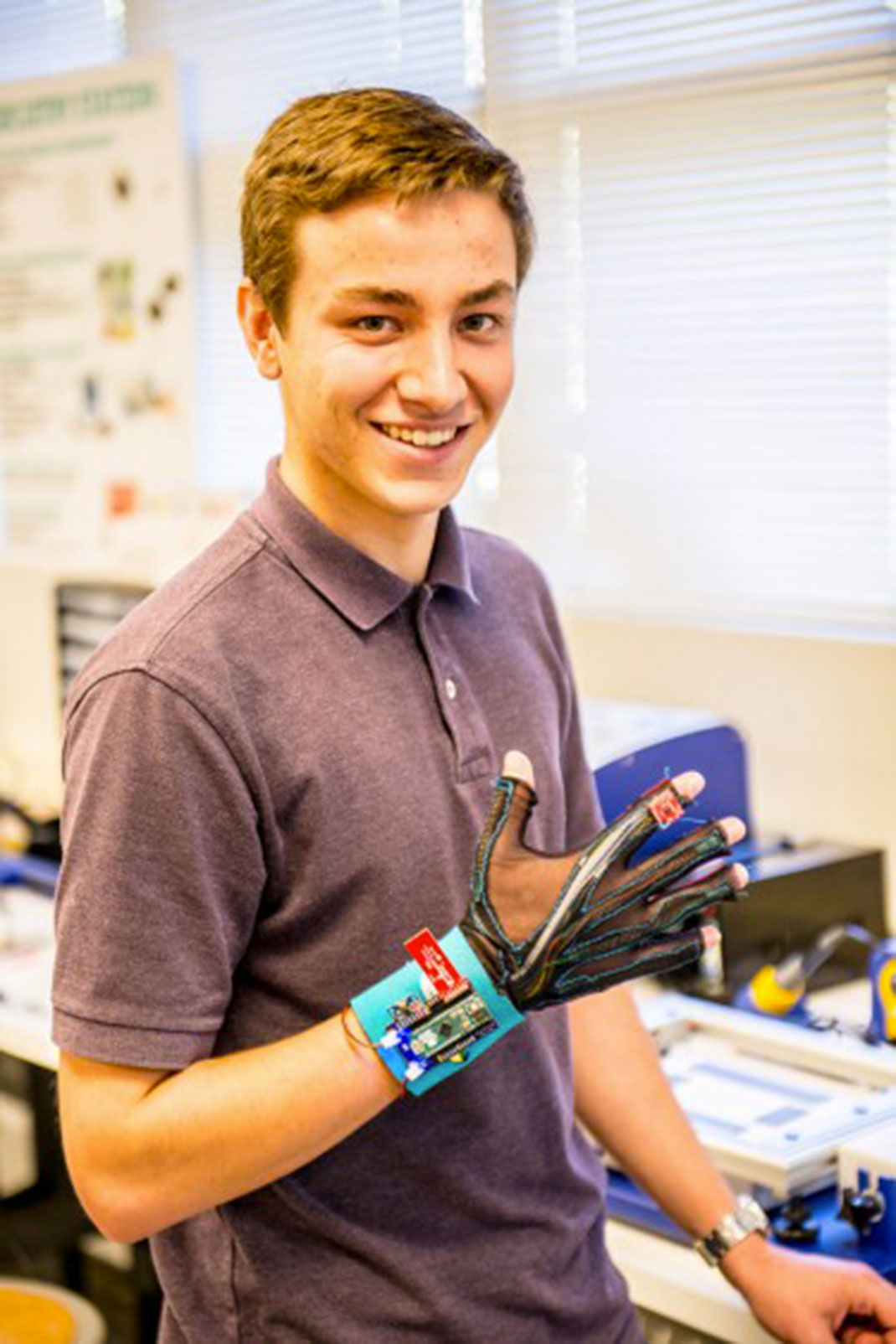 These Revolutionary Gloves Convert Sign Language Into Voice and Text