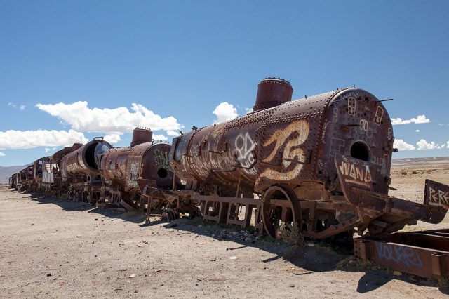 Desolate Beauty of These Abandoned Locomotives In Bolivian Desert--10