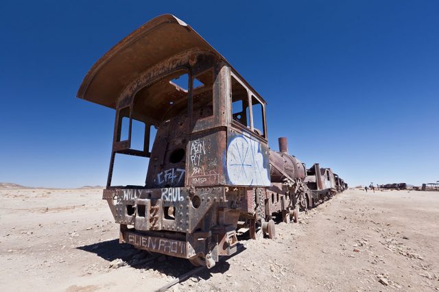 Desolate Beauty of These Abandoned Locomotives In Bolivian Desert--2