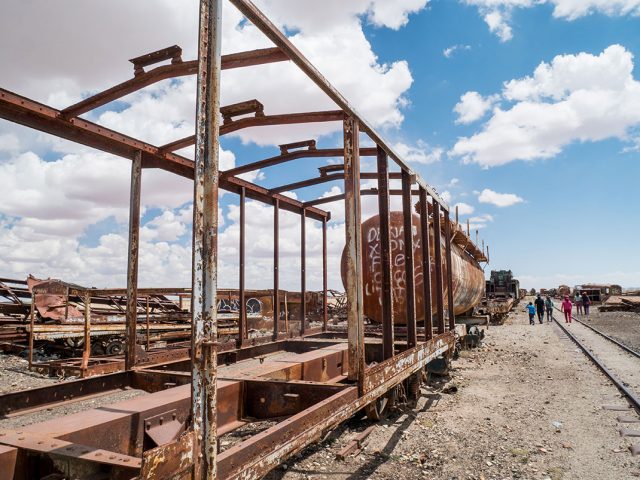 Desolate Beauty of These Abandoned Locomotives In Bolivian Desert--5