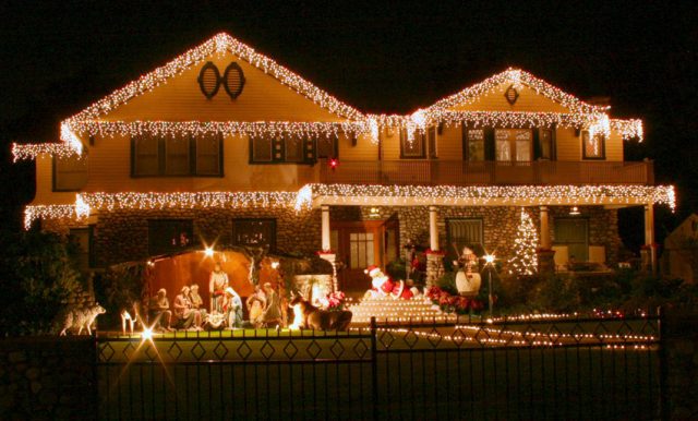 23 Most Beautifully Decorated For Christmas Season--12