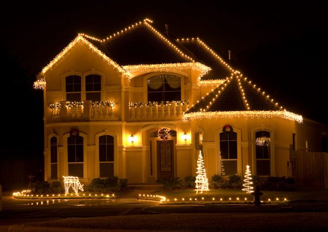 23 Most Beautifully Decorated For Christmas Season--17